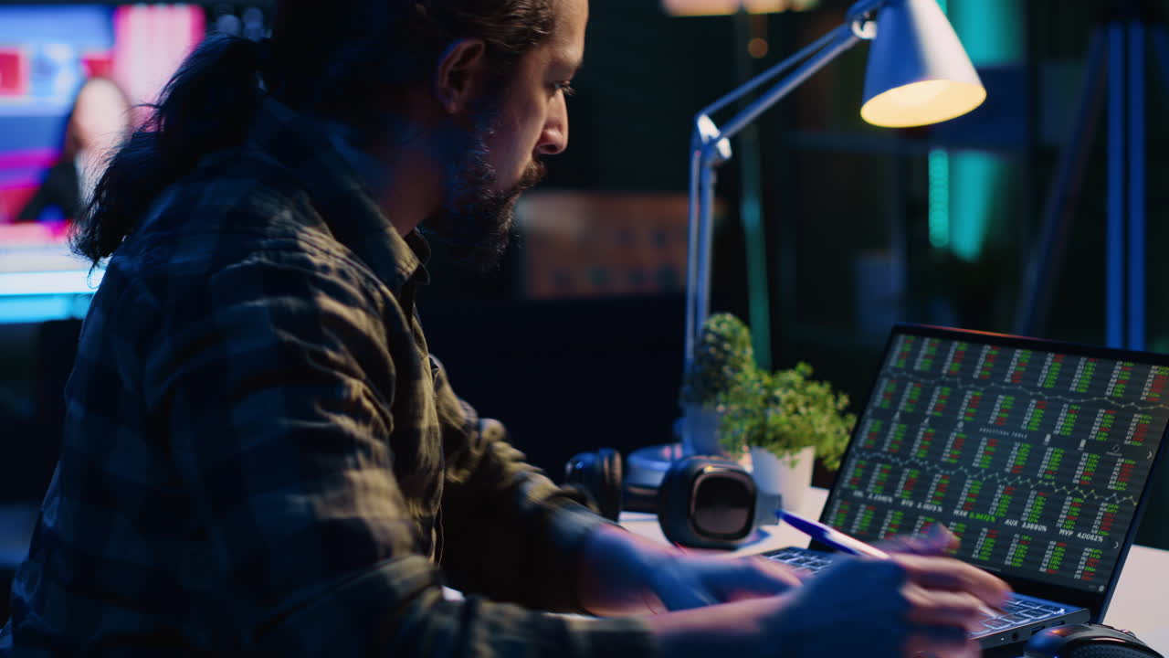 시장 주식 성장률을 보고 있는 주주, 노트에 글을 쓰고
