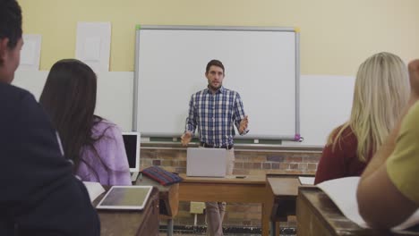 profesor hablando en su clase de secundaria