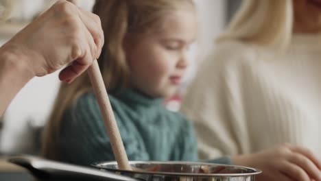 Video-Eines-Kleinen-Mädchens,-Das-Beim-Zubereiten-Von-Speisen-Hilft