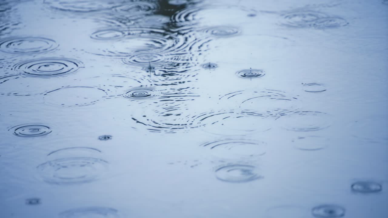 슈퍼 슬로 모션으로 비가 떨어집니다.