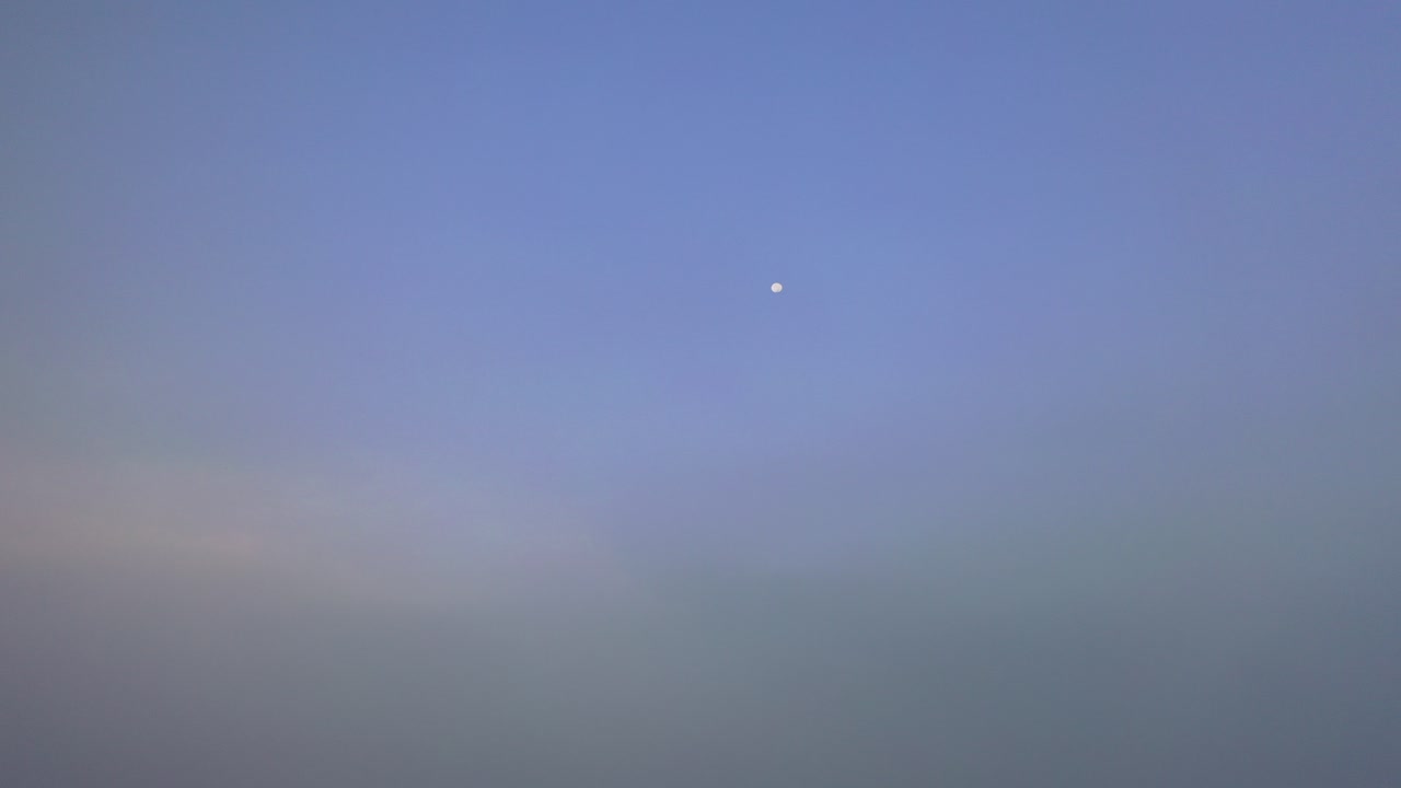 달과 함께 안개 하늘