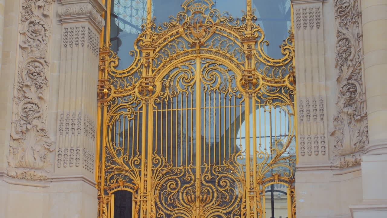 프랑스 파리 에 있는 미술관 인 페티 팔레 의 금색 도금 철 입구 문