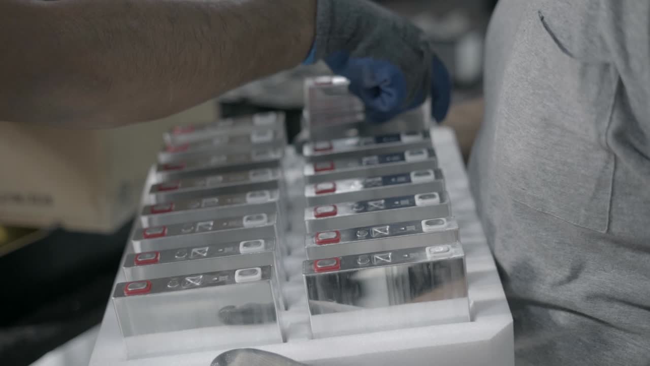 한 사람이 리튬 이온 배터리를 보관합니다.