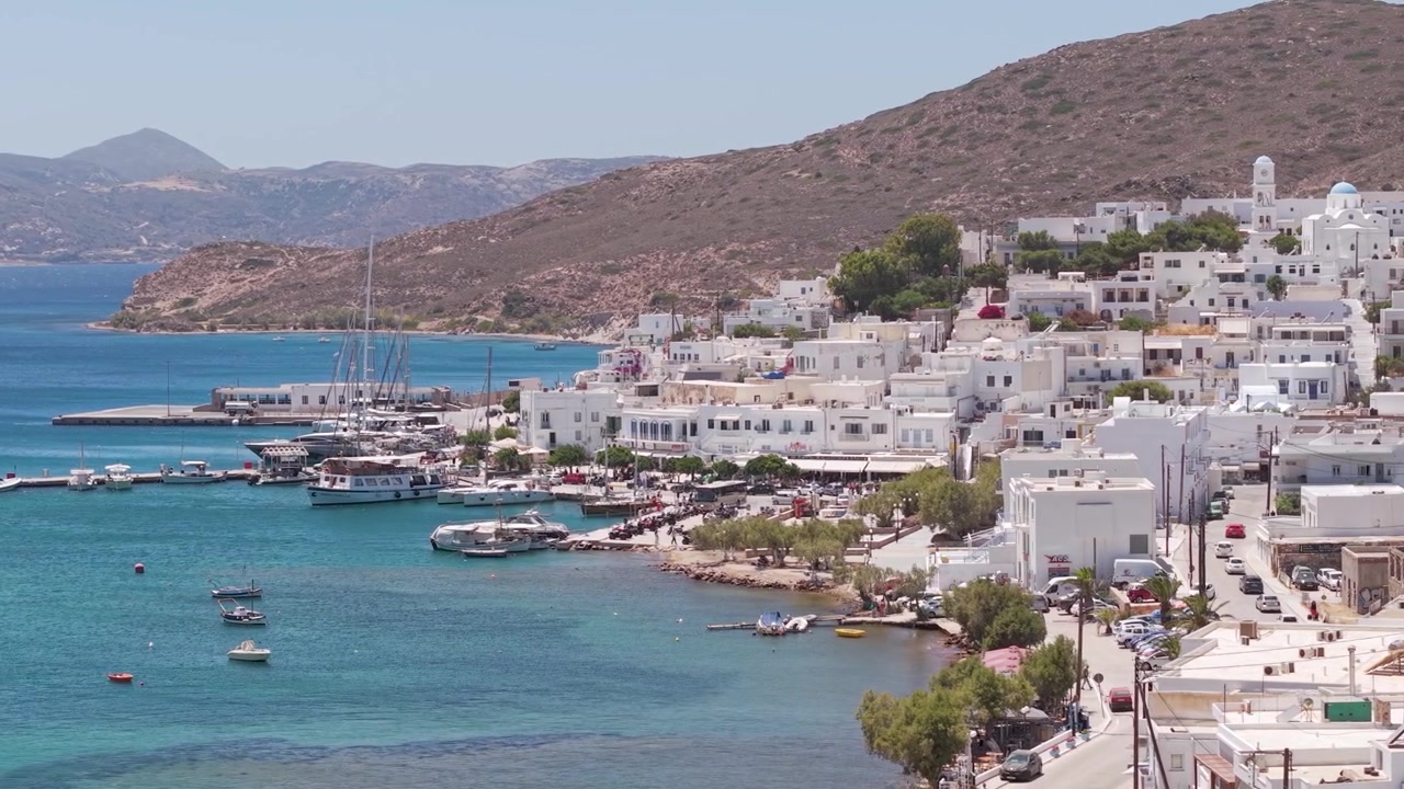 Vista aerea orbitale della città portuale di Adamantas, Milos, Grecia
