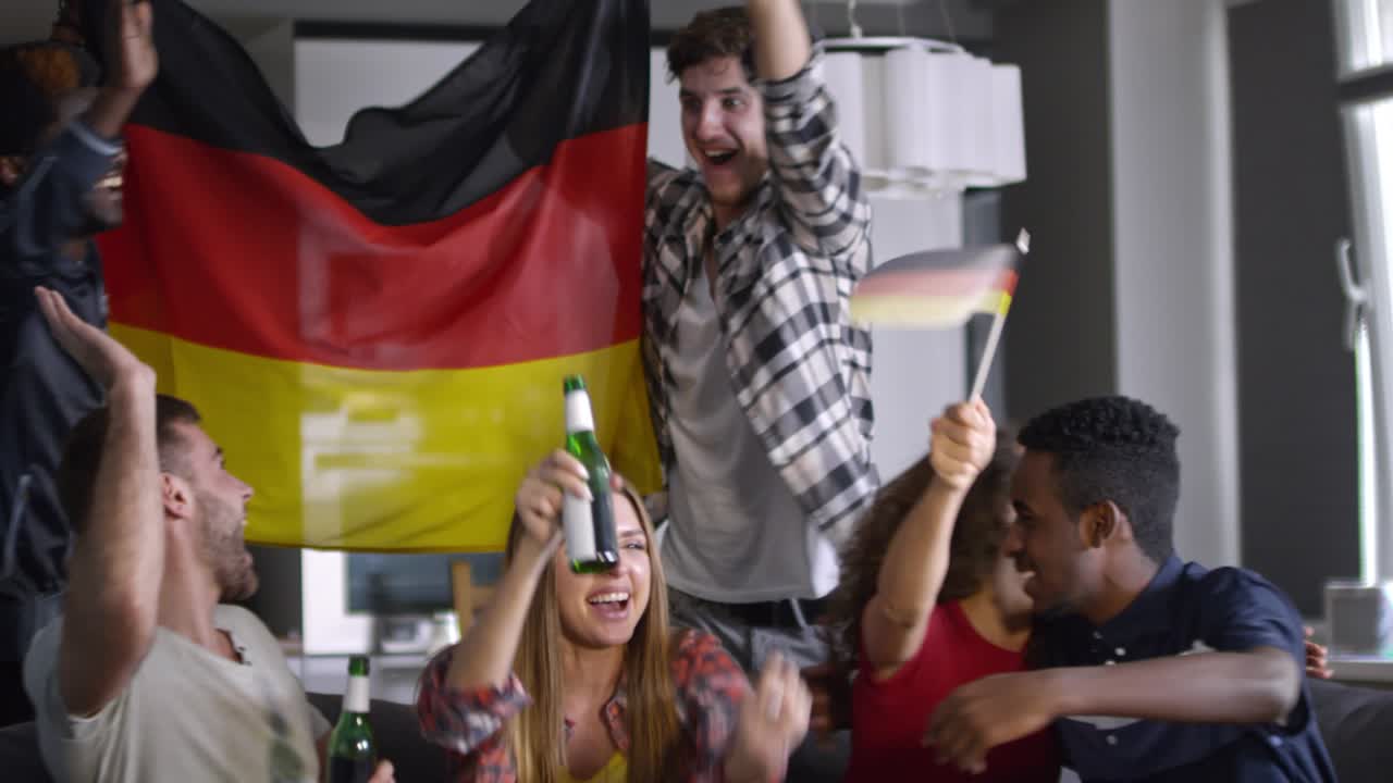 aficionados al deporte felices viendo la televisión y celebrando la victoria de alemania