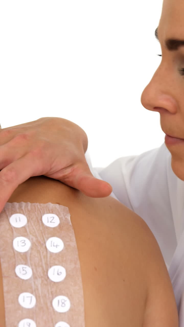 terapeuta mujer escribiendo algo en la espalda de su paciente