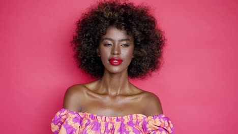 elegante mujer afroamericana con estampado floral fuera del hombro