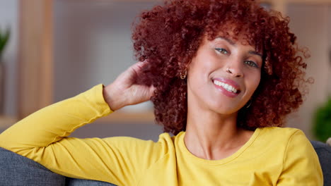 mujer negra coqueta sonrojándose