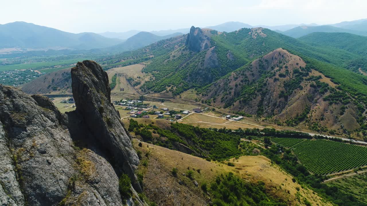 마을이 있는 산악 계곡