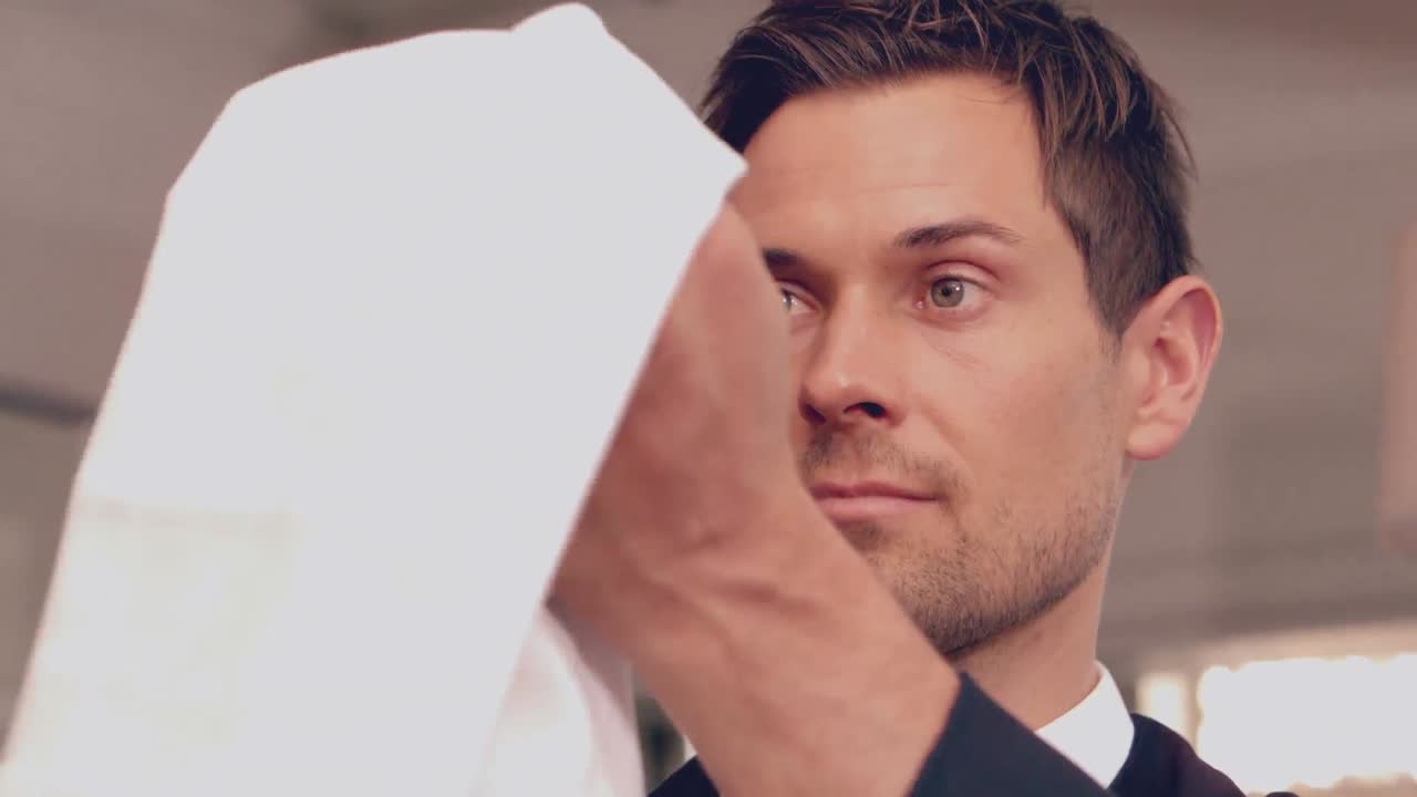 웨이터가 포도주 잔을  ⁇ 는 것