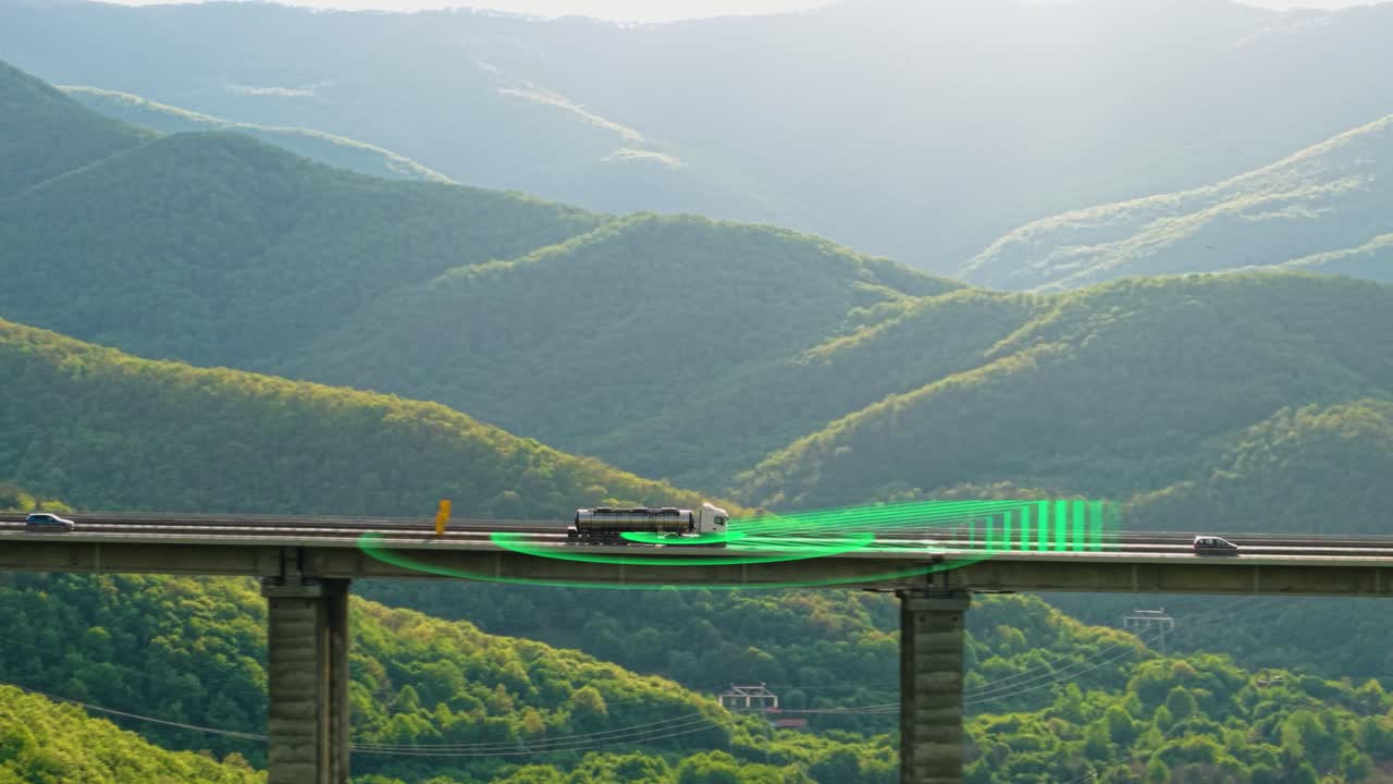 센서 그리드와 디지털 스캔 효과로 둘러싸인 스마트 고속도로를 따라 이동하는 현대적인 자율 탱크 트럭