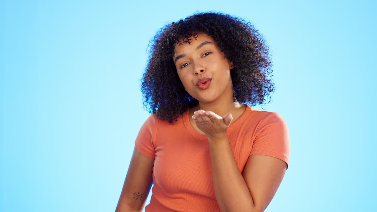 cara, soplando beso y mujer negra con amor