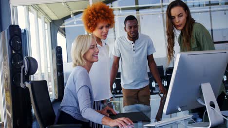 des cadres discutant sur ordinateur au bureau