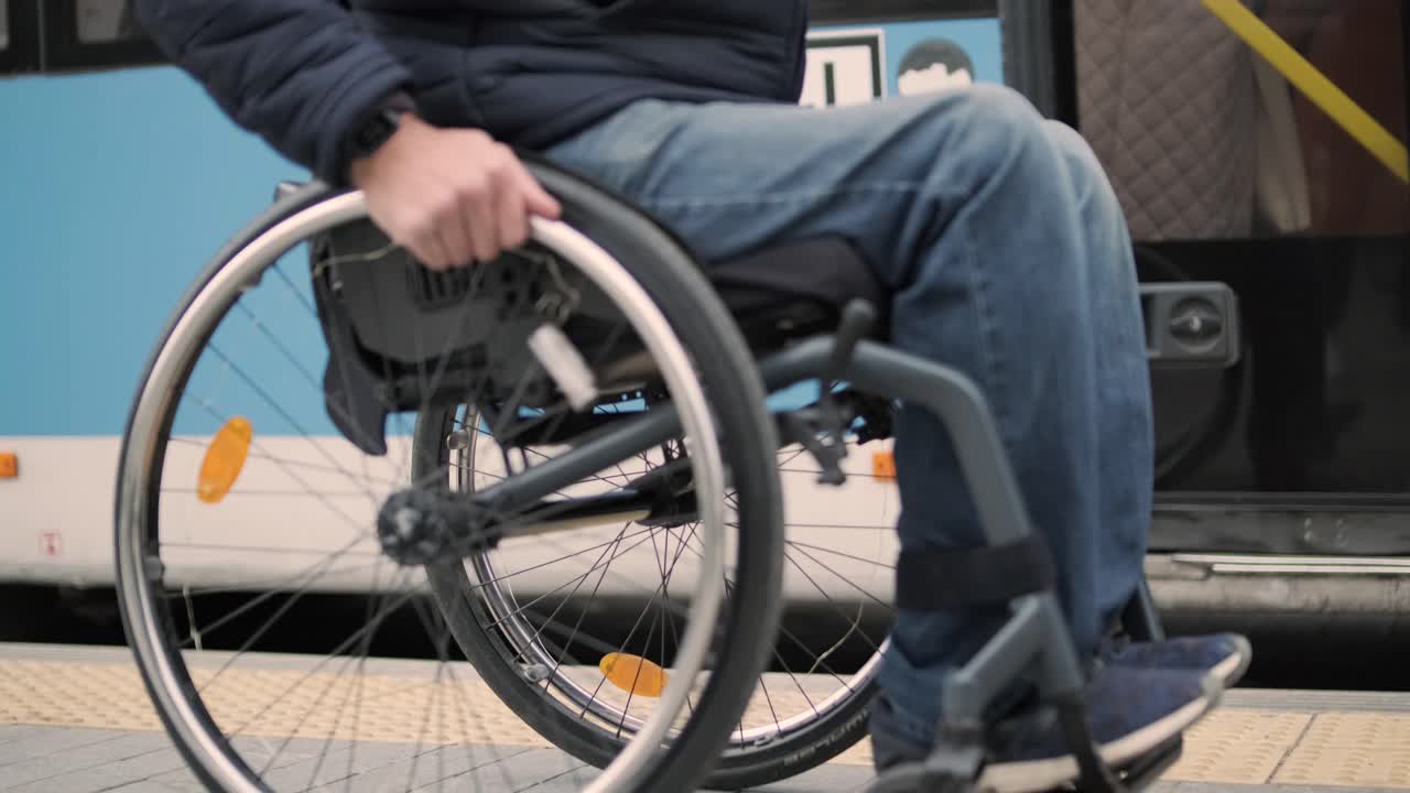 신체적 장애가 있는 사람은 접근 가능한 램프가 없기 때문에 대중교통을 건너뛰었습니다.