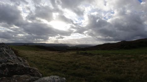 Rayos-De-Sol-Sobre-El-Paisaje-De-Pastos-De-Tierras-De-Cultivo-De-Campo-Rocoso-Rural-Timelapse