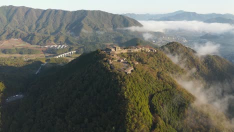 Toma-Aérea-De-Las-Ruinas-Del-Castillo-De-Takeda,-Prefectura-De-Hyogo-Japón