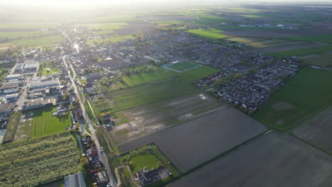 Vista-Aérea-De-Klaaswaal,-Típico-Pueblo-Holandés-En-Pólder-En-Los-Países-Bajos