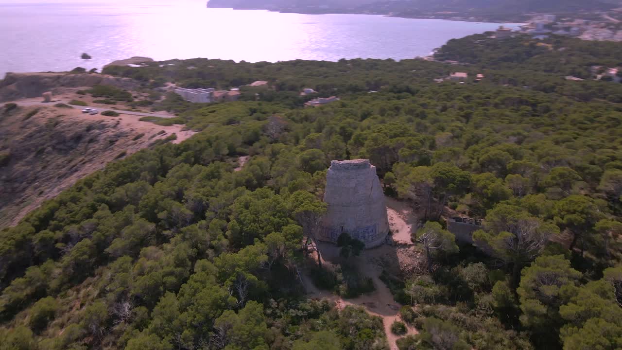 Scopri la bellezza di Cala Rajada, Maiorca, esplorando una vegetazione lussureggiante e punti di riferimento iconici. Goditi l'atmosfera serena e i dintorni pittoreschi di Cala Gat e delle aree vicine.