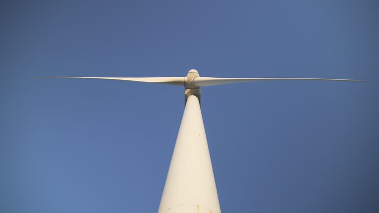 Frøperspektiv af en vindmølle i Tarifa, Sydspanien, badet i solnedgangens lys – vedvarende energi.