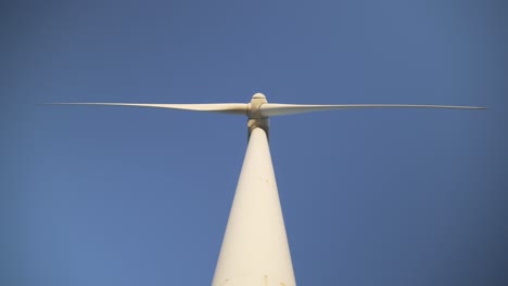 Wurmperspektive-Vom-Unteren-Windgenerator-In-Tarifa,-Südspanien-Bei-Sonnenuntergang,-Erneuerbare-Energie