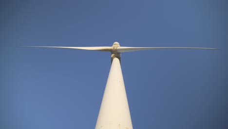 Vista-De-Gusanos-Desde-El-Generador-Eólico-Inferior-En-Tarifa,-Sur-De-España-Durante-La-Luz-Del-Atardecer-Energía-Renovable