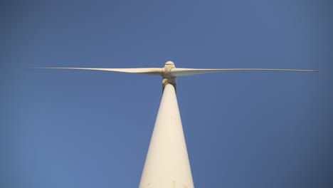 vista de los gusanos desde el generador de viento inferior en tarifa, sur de españa durante la luz del atardecer energía renovable