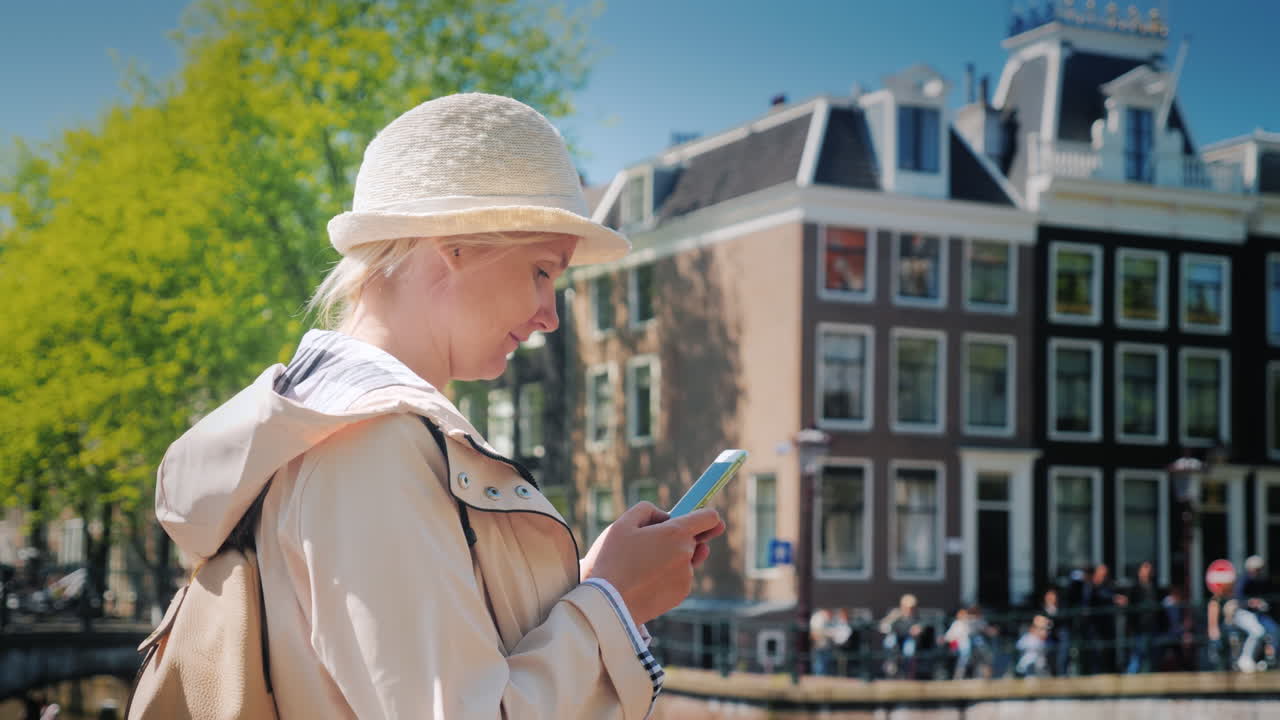 암스테르담에서 젊은 여자 스마트폰
