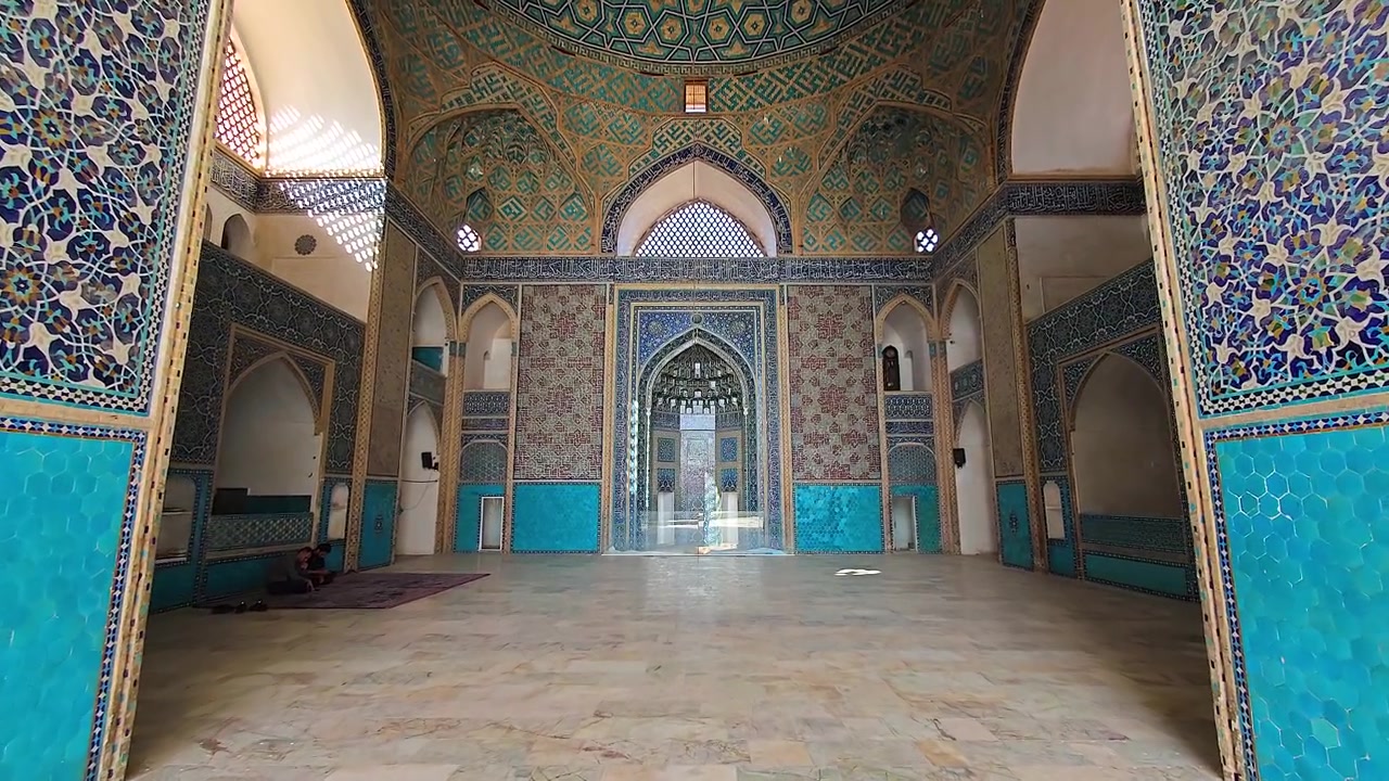 Interno di una moschea persiana tradizionale con intarsi in piastrelle