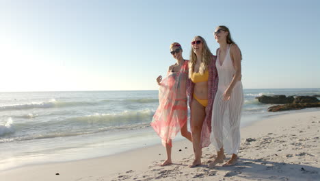 Tres-Mujeres-Jóvenes-Disfrutan-De-Un-Día-Soleado-En-La-Playa