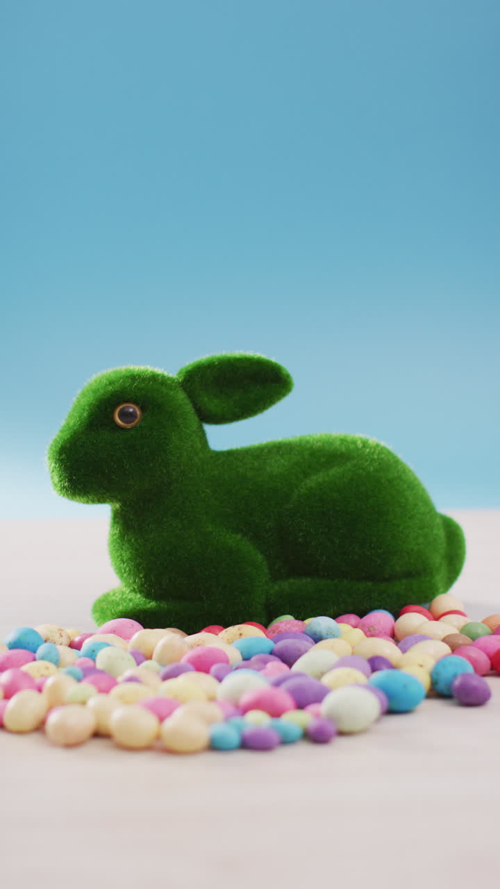 녹색 부활절 토끼와 다채로운 달의 수직 비디오