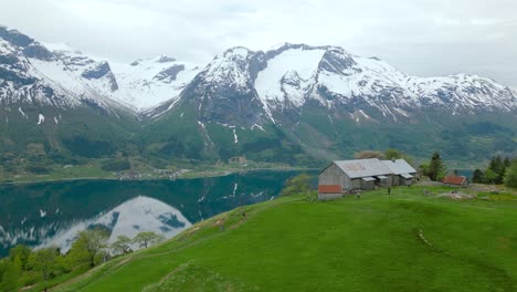 imágenes de drones de una increíble vista panorámica en el lago stryn, oppstryn, noruega