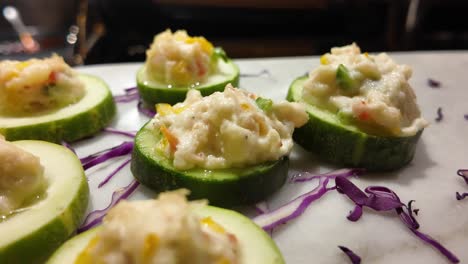 picaduras de pepino con ensalada de cangrejo