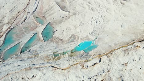 vídeo aéreo 4k de un drone de una atracción turística pamukkale, piscina natural con agua azul, mineral calcáreo de pavo