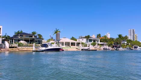 barcos y casas a lo largo de un canal soleado