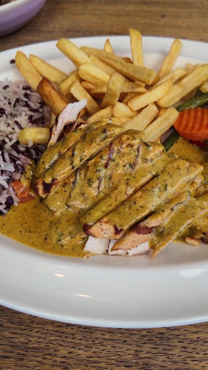 Pollo a la parrilla con salsa cremosa, papas fritas y arroz