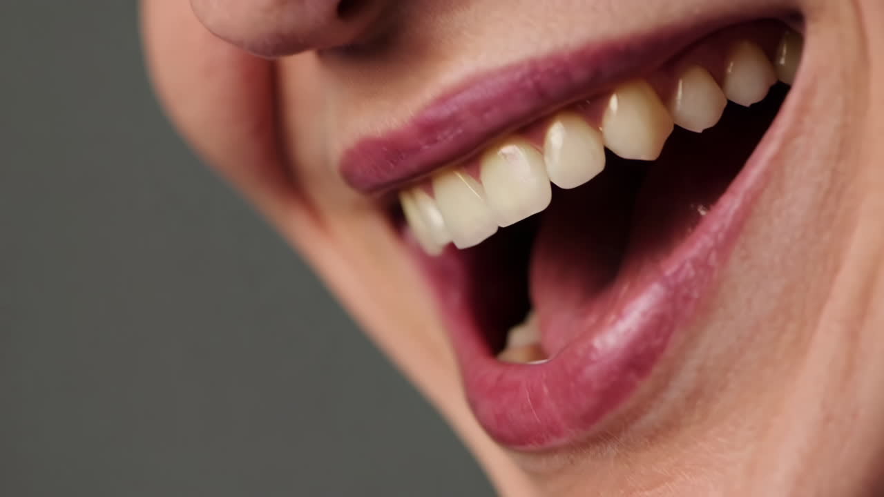 la boca de una mujer sonriente de cerca