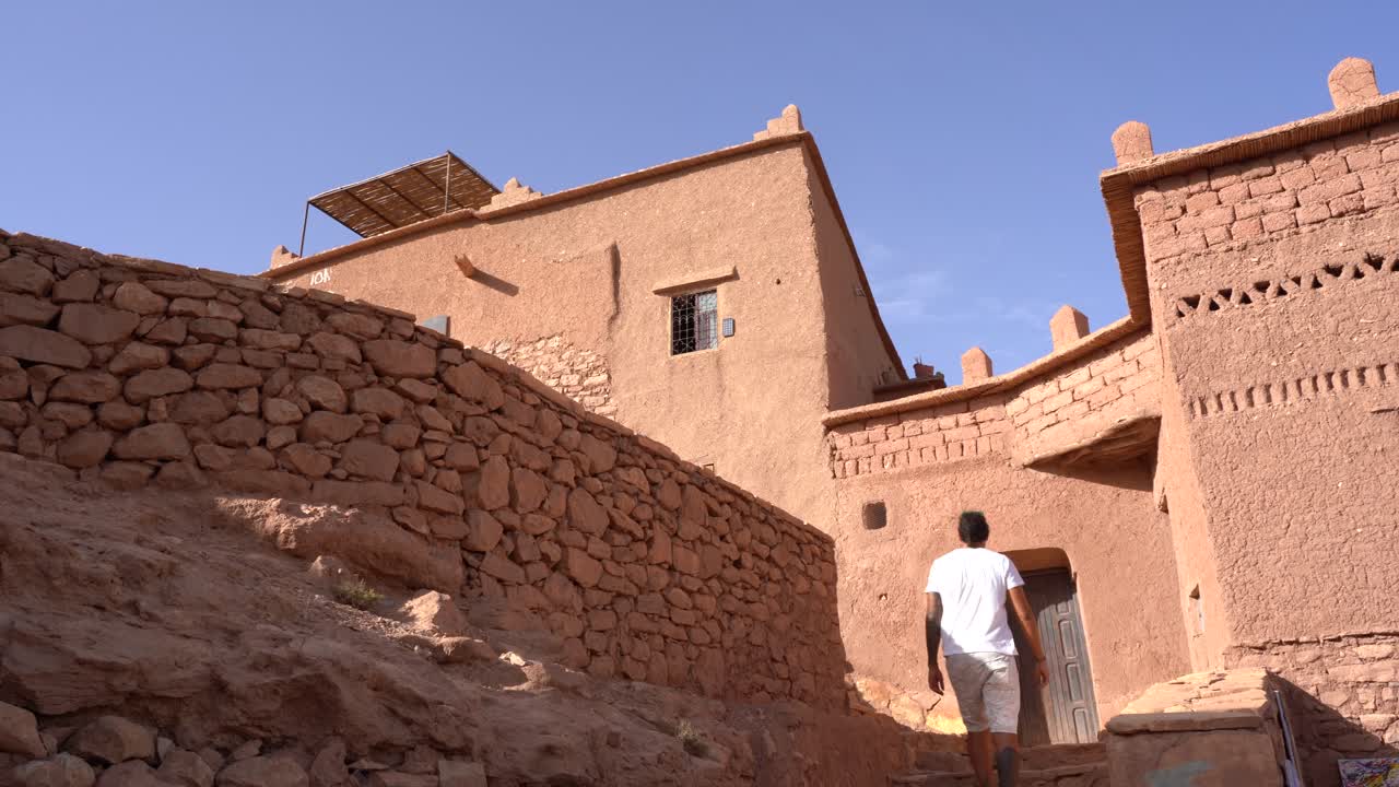 en mand, der går op i unesco-stedet ouarzazate