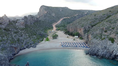 Luftaufnahme-Des-Berühmten-Felsigen-Strandes-Chalkos-In-Kythera,-Griechenland,-Bei-Sonnenuntergang