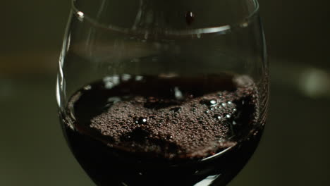 toma estática de un vino tinto que se vierte en una copa de vino