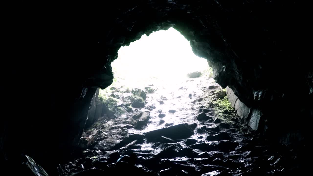 빛이 있는 동굴 입구