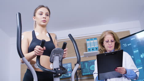 corredora probando su cardio en un centro de pruebas profesional