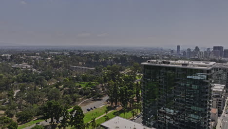 San-Diego-California-Antena-V67-Flyover-Bankers-Hill-Hacia-El-Parque-Balboa-Capturando-El-Puente-Cabrillo-Y-Los-Tráficos-De-La-Autopista-Con-El-Paisaje-Urbano-Del-Centro-En-El-Horizonte---Filmado-Con-Mavic-3-Cine---Septiembre-De-2022