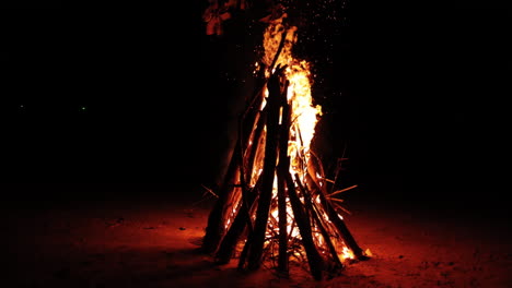 Brennendes-Lagerfeuer-Am-Strand-Isoliert-Auf-Schwarzem-Hintergrund