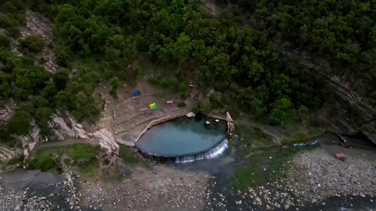 los baños termales de benja ofrecen a los visitantes relajación y descanso en la naturaleza albanesa