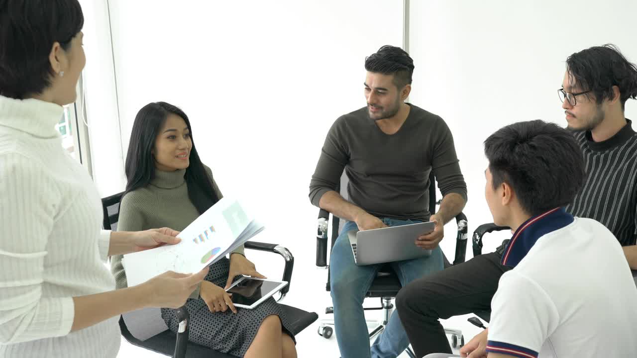 hombres de negocios se sientan alrededor y se reúnen en equipo juntos. hombre de negocios y mujer de negocios compartiendo ideas juntos, oriente medio o región transcontinental centrada en asia occidental.