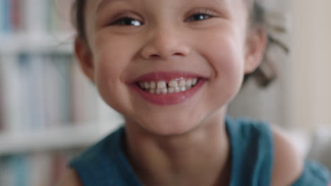Porträt-Eines-Glücklichen-Kleinen-Mädchens,-Das-Mit-Natürlicher-Kindlicher-Neugier-Lächelt-Und-Ein-Fröhliches-Kind-Mit-Unschuldigem,-Verspieltem-Gesichtsausdruck-Sieht,-4K-Videos