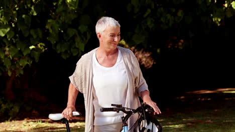 Verlorene-Frau-Zu-Fuß-Mit-Ihrem-Fahrrad