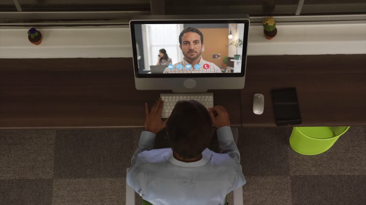vista aérea de un hombre teniendo una videoconferencia