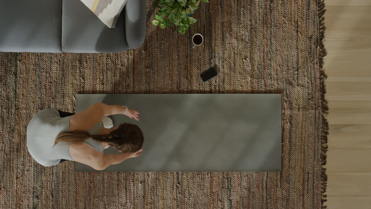 vista superior de una mujer de yoga practicando pose de guerrero ejercitando un estilo de vida saludable entrenando en casa en una colchoneta de ejercicios disfrutando de la meditación de atención plena