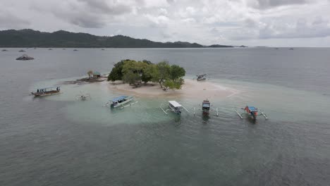 tourboote in lombok bringen touristen auf die winzige tropische insel gili bedis